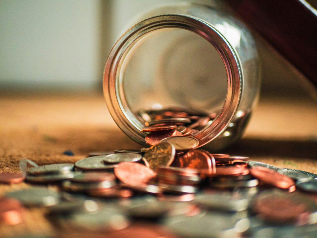jarra con monedas para llevar el control de tu dinero